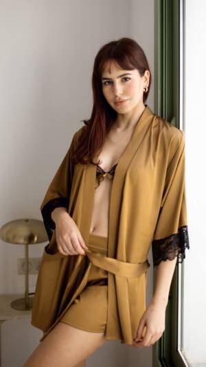 Coffret 3 pièces : Caraco, short et kimono satin